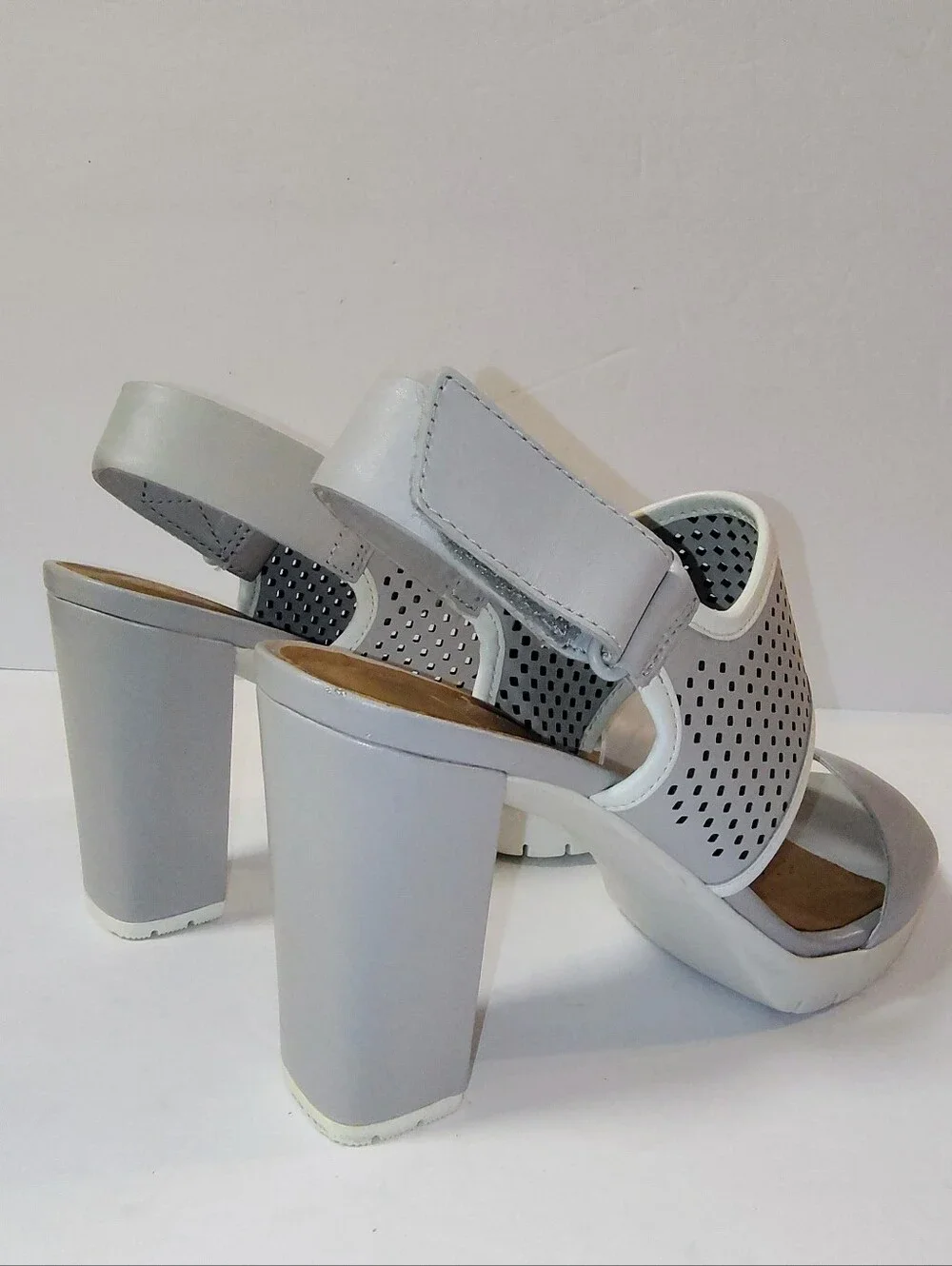 CLARKS Pastina Malory Light Gray Leather Block High Heel Slingback Sandals 7